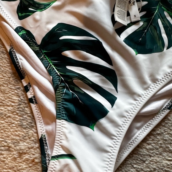 Cupshe bottoms with monstera print - Picture 3 of 4